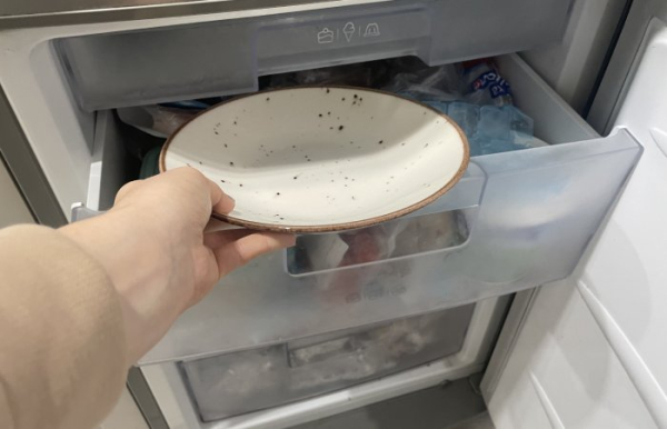 Положите пустую тарелку в морозилку. / Фото: dobro-est.com