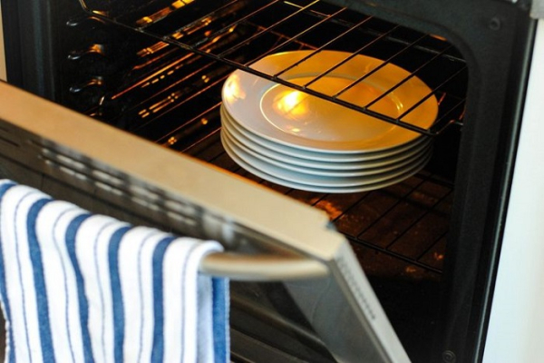 Поставьте тарелку в горячую духовку. / Фото: onedio.com