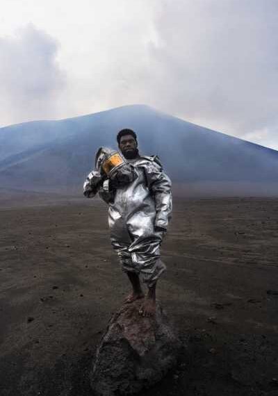 Вулканолог “без взуття” на Вануату спостерігає за виверженням гори Ясур, зафіксованим у&hellip;