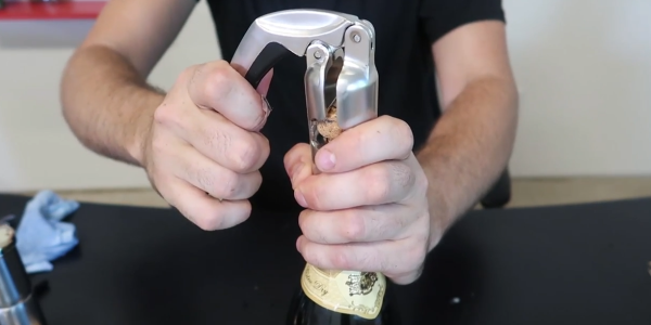 Як відкрити шампанське спеціальним штопором