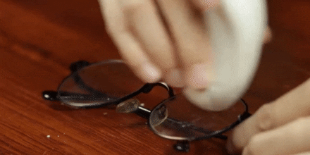 Чем протирать очки от запотевания: подручными средствами