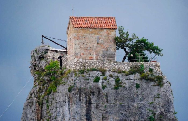 Церковь была освящена в честь Максима Исповедника.  Фото: kucastil.rs.