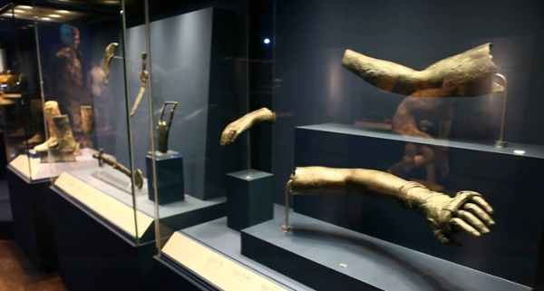 Часть фрагментов бронзовых статуй, найденных у Антикитеры. /Фото: faszination-uhrwerk.de