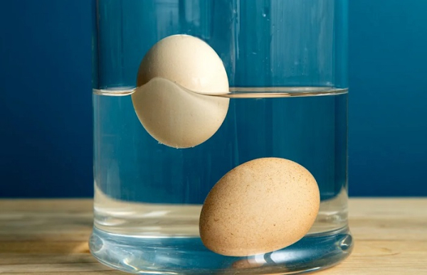 Опустите яйца в емкость с водой. / Фото: yahoo.com