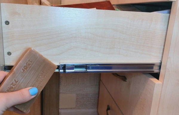 Шкафчик перестанет заедать.