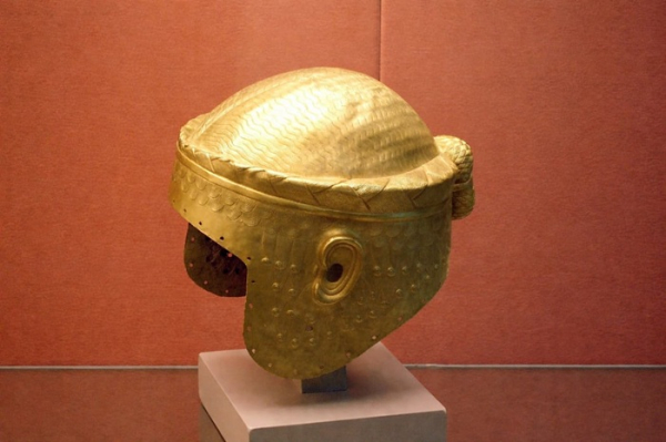 Шолом, що повторює зачіску та вуха власника. /Фото: labrujulaverde.com Шлем, повторяющий причёску и уши владельца. /Фото: labrujulaverde.com