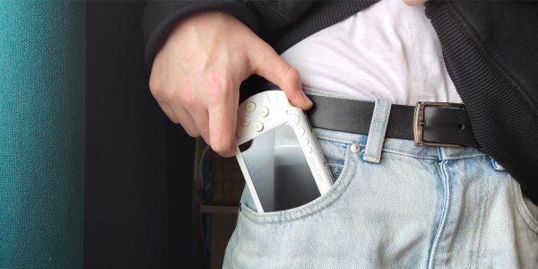 Sony PSP легко помещается в карман джинсов