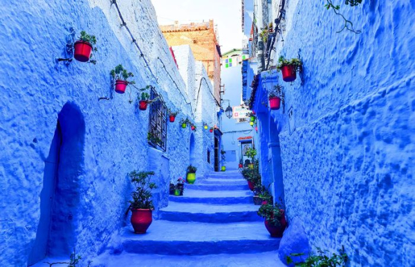 Здесь даже улицы выкрашены в синий цвет.  Фото: quto.ru.