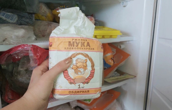 Муку следует хранить в морозилке.