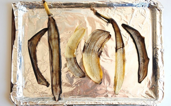 Высушите банановую кожуру на солнце. / Фото: fb.ru