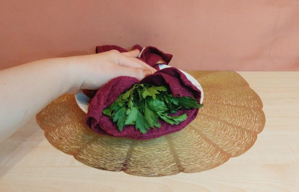 В полотенце зелень дольше останется свежей.