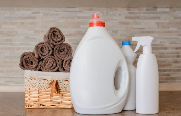 Отюеливатель - далеко не универсальное средство для уборки.  Фото: cleaning116.ru.