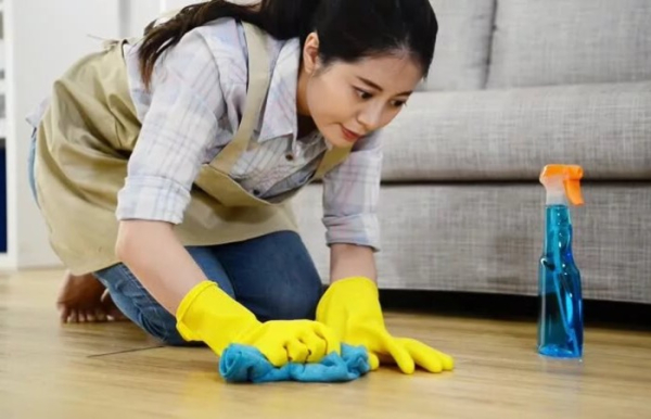 Японцы моют полу руками. / Фото: www.freepik.com.