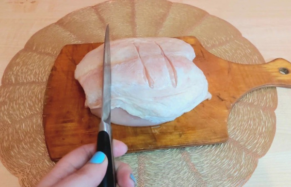 На мясе нужно сделать надрезы.