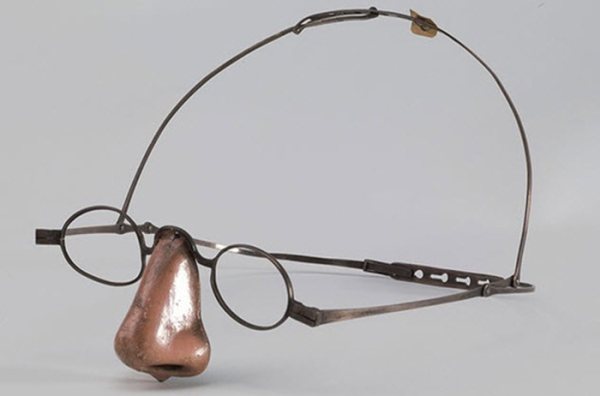 Люди, утратившие носы из-за болезни, однажды собирались в сообщество. /Фото: listverse.com