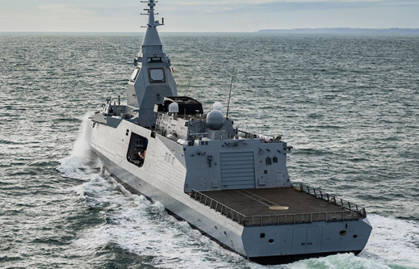 Сзади - ангар./ Фото: airbase.ru