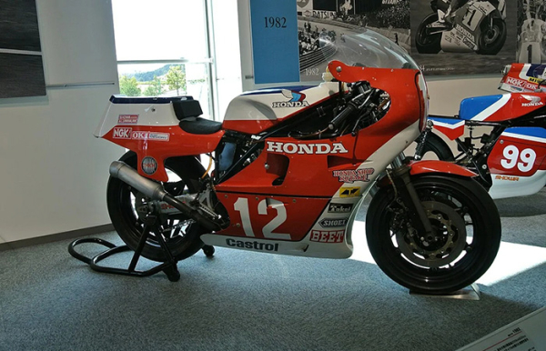 Гоночный мотоцикл Honda NR500./ Фото: wikipedia.org