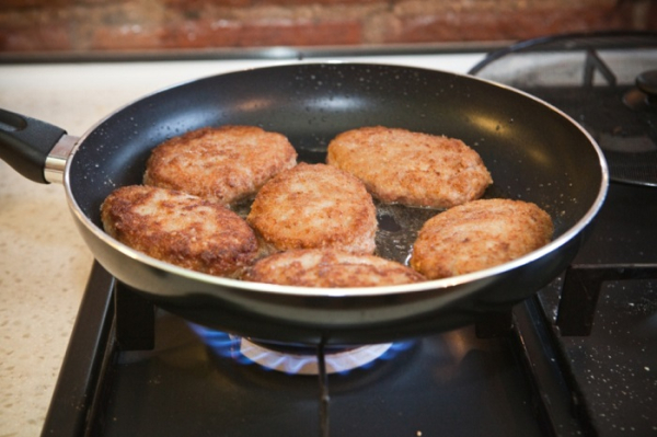 Жарьте котлеты на сильном огне. / Фото: ksy-putan.livejournal.com