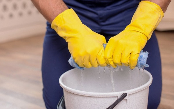 Хорошо отжимайте тряпку. / Фото: forskning.se