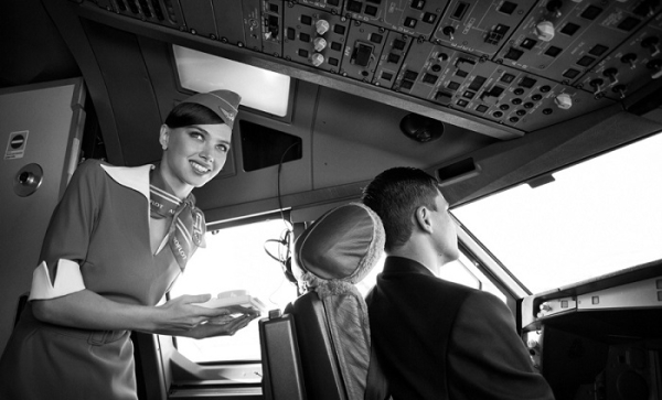 Временно рядом с пилотом может находиться стюардесса. / Фото: proholdingtorg.ru