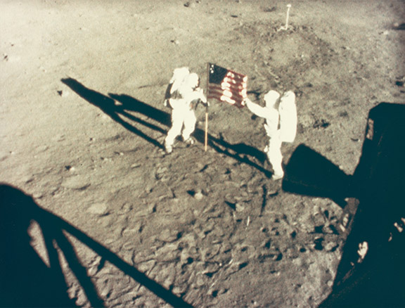 Нил Армстронг и Базз Олдрин разворачивают флаг, 1969 год