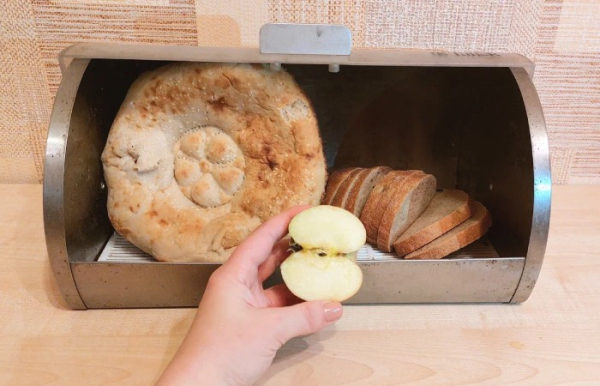 Хлеб стоит хранить с яблоком.