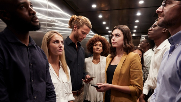 Многие люди верят, что внезапне неловкое молчание - это суеверие. /Фото: linkedin.com