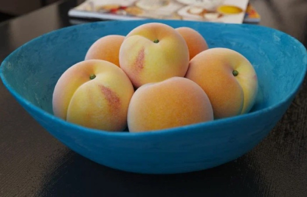 Персики отлично чистятся в микроволновке.