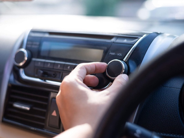 Радио в машинах на первых порах считали провокатором аварийных ситуаций. /Фото: musictech.com