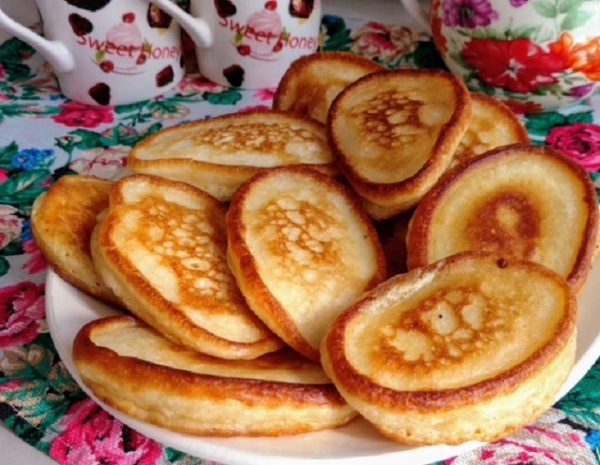 Пишні оладки на кислому молоці. / Фото: povarenok.ru Пышные оладьи на прокисшем молоке. / Фото: povarenok.ru