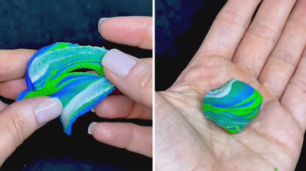 Шаг 2: Разминаем воздушный пластилин и делаем шарик