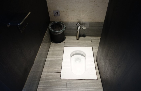 Чому в розвиненому Китаї люди віддають перевагу не унітазам, а&hellip;