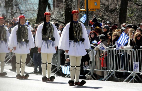 Чому грецькі гвардійці варти носять таку кумедну уніформу