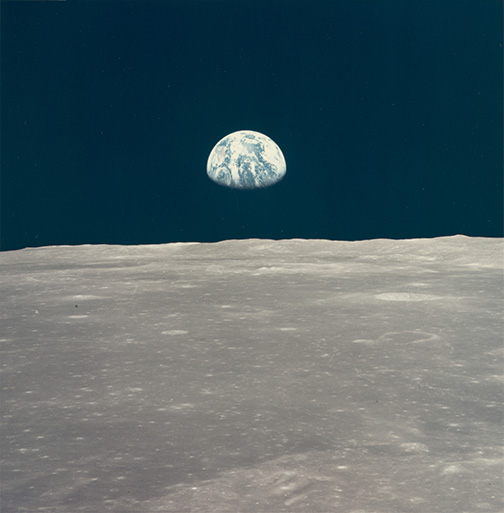 Вид Земли из Моря Спокойствия, где в 1969-м и посадили лунный модуль