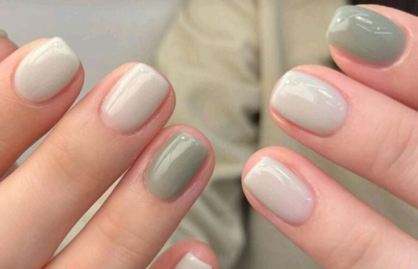 Маникюр в серовато-оливковом цвете.  Фото: howlifestyles.com.