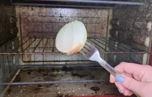 Лук отмоет любую духовку.