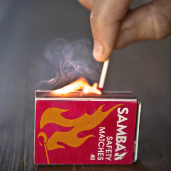 Трение для зажигания спичек начали применять после случайного движения грязной деревянной палочкой. /Фото: sciencelens.co.nz