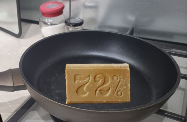 Растопите мыло на сковороде. / Фото: lyubimaya.pro