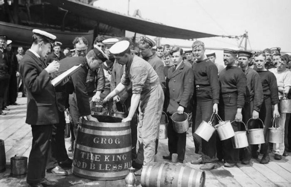 Грог - сильно разбавленный водой ром продержался на флоте до XX века. /Фото: strongwine.ru.