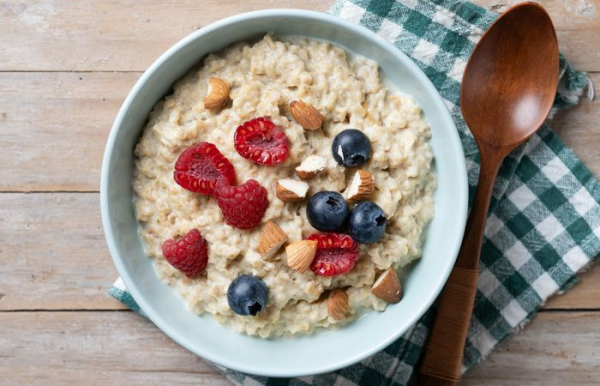 Овсянка с фруктами и ягодами очень полезная вещь.