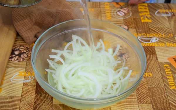 После кипятка лук становится очень мягким. / Фото: fishki.net