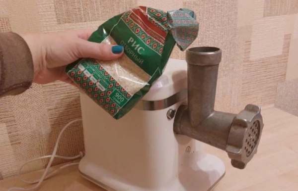 Рис поможет быстро почистить мясорубку.