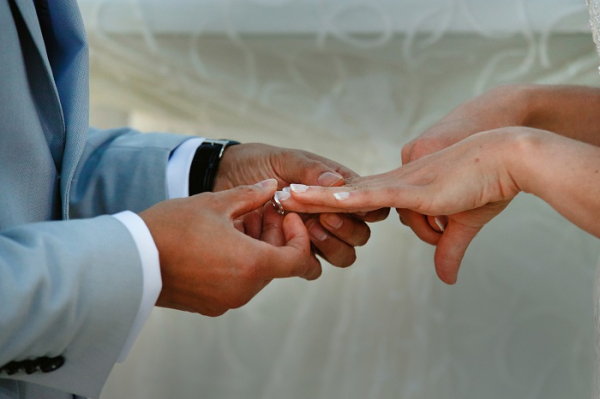 По желанию можете носить кольцо на левой руке. / Фото: wpja.com