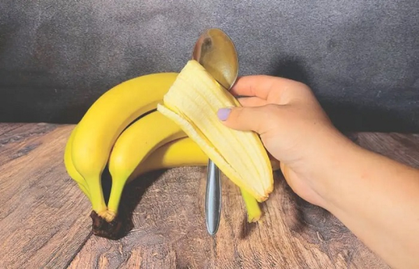 Натрите ложку банановой кожурой. / Фото: mirtesen.ru