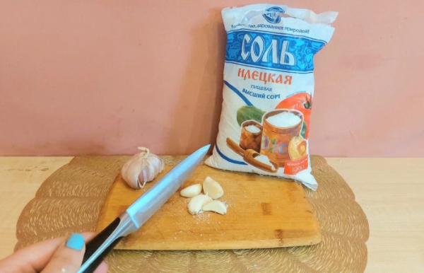 Соль поможет нарезать чеснок.