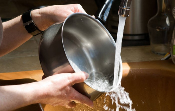 Кастрюлю сначала охлаждали водой, а потом наливали молоко. / Фото: vsegda-tvoj.livejournal.com