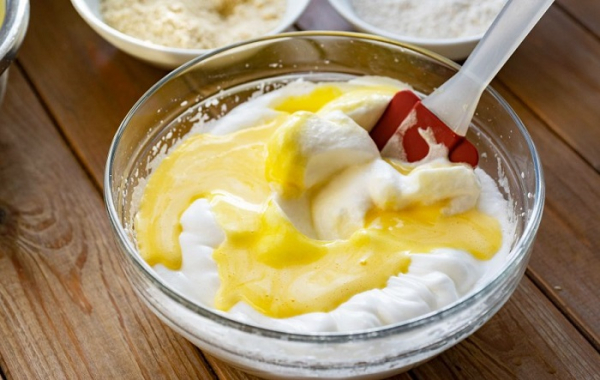 Аккуратно вмешайте белки в желтки. / Фото: gastronom.ru