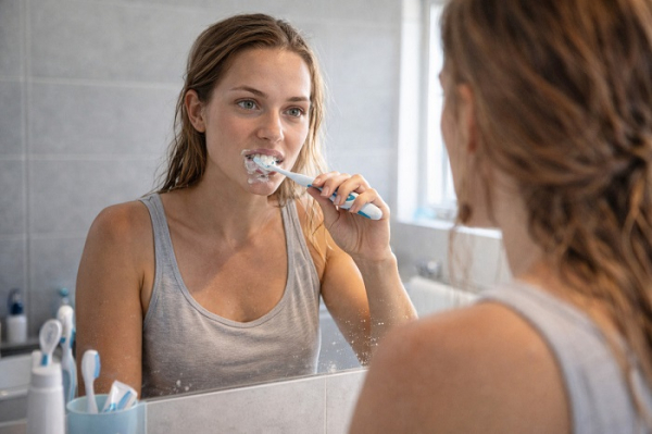 Нужно чистить зубы сразу после ужина. / Фото: mk.ru