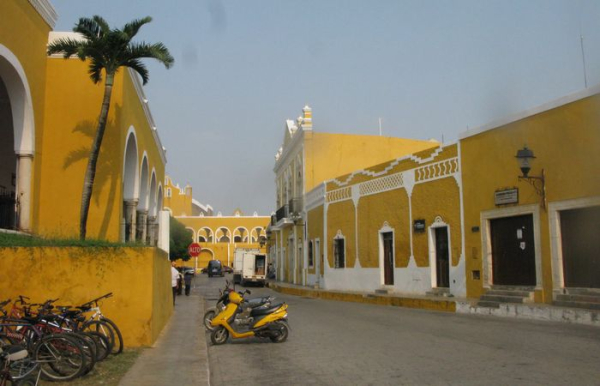 Жёлтые дома на полуострове Юкатан.  Фото: otomosem.com.