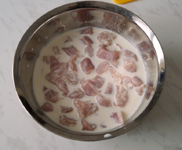 Молоко чудово підходить для свинини. / Фото: vkusnyostrov.ru Молоко отлично подходит для свинины. / Фото: vkusnyostrov.ru